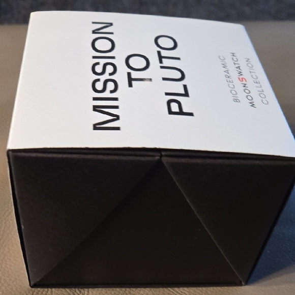 Omega Speedmaster with Red and Gray Accents - Picture 16 of 16